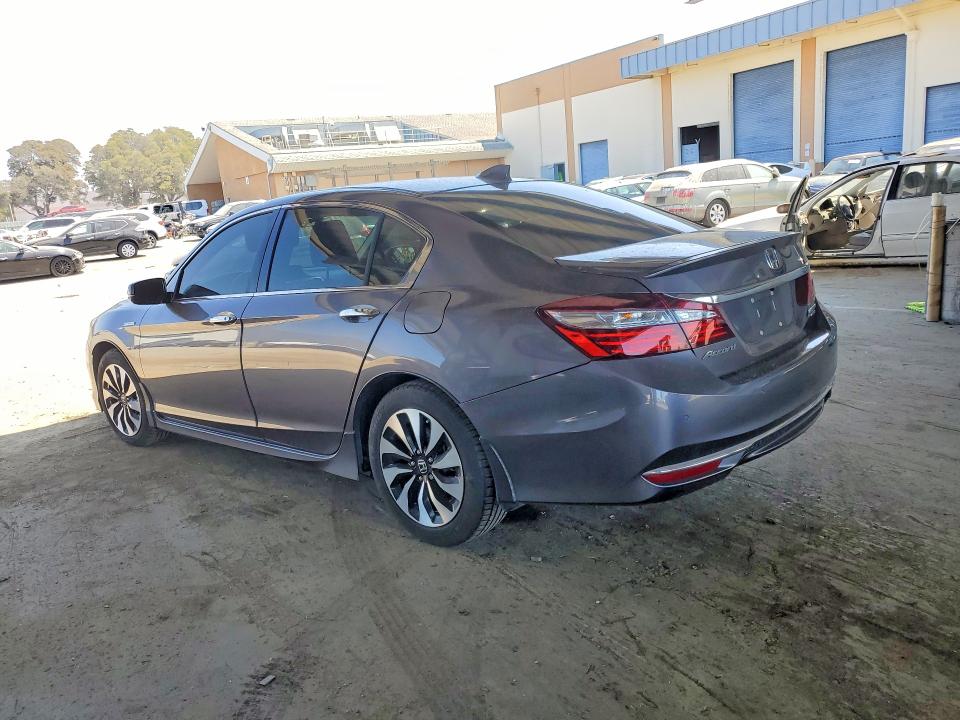 Photo 2 from auction – 2017 HONDA ACCORD with VIN JHMCR6F71HC004643