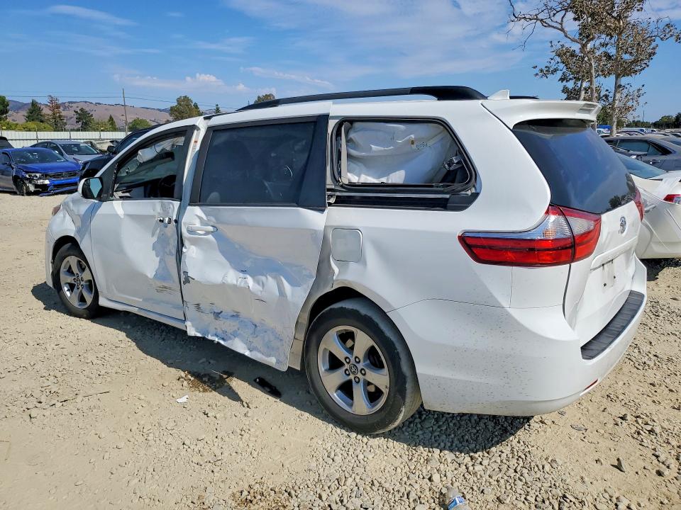 Photo 2 from auction – 2018 TOYOTA SIENNA with VIN 5TDKZ3DC4JS960957