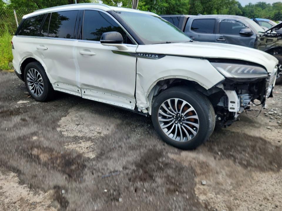 Photo 4 from auction – 2023 LINCOLN AVIATOR with VIN 5LM5J6XC6PGL01985
