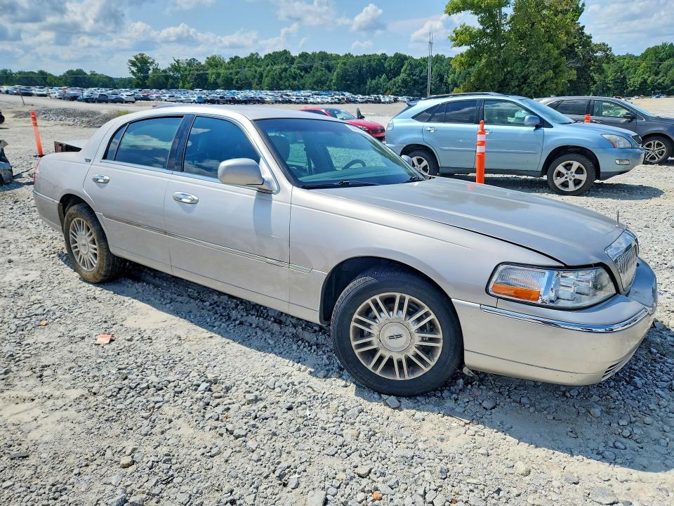 Photo 4 from auction – 2011 LINCOLN TOWN CAR with VIN 2LNBL8CV3BX761210