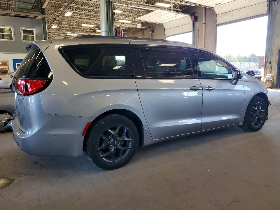 Photo 3 from auction – 2018 CHRYSLER PACIFICA with VIN 2C4RC1BG0JR252305