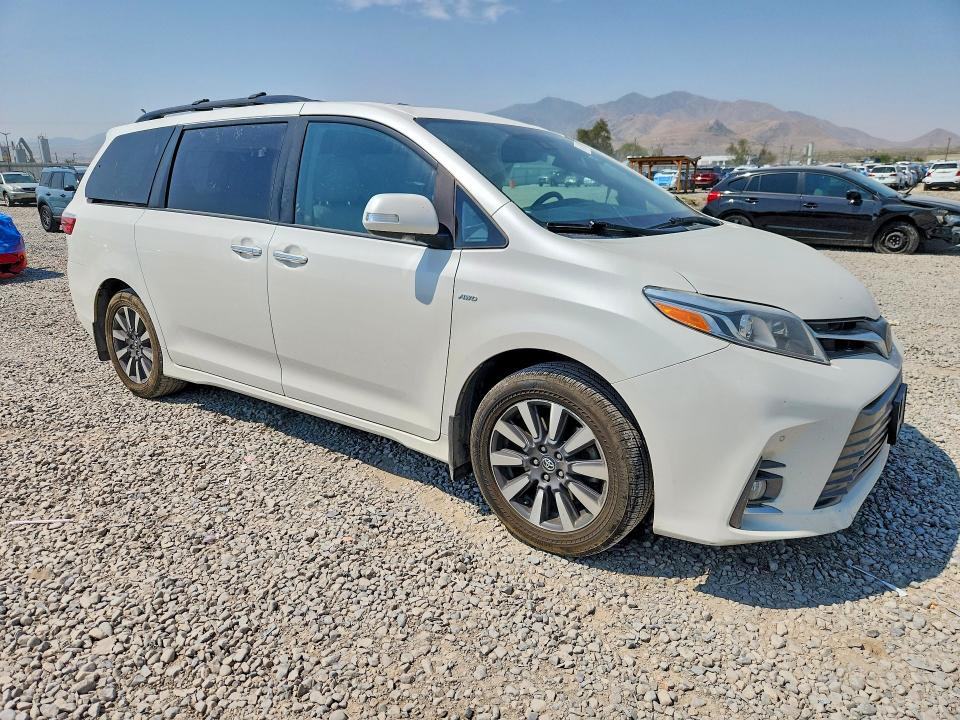 Photo 4 from auction – 2018 TOYOTA SIENNA with VIN 5TDDZ3DC1JS191939