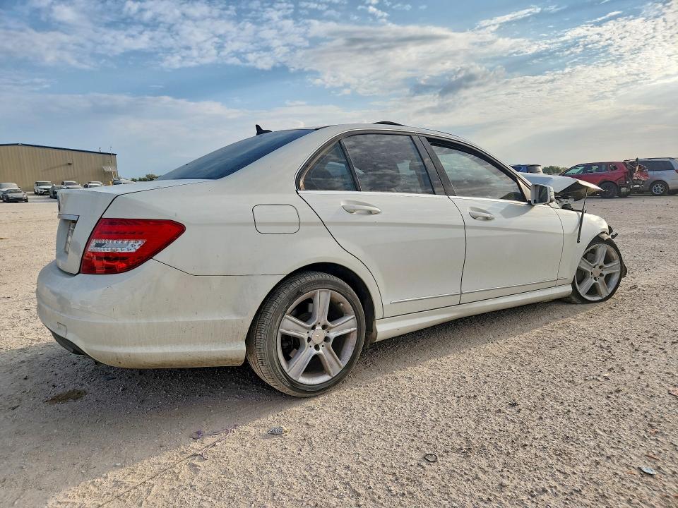 Photo 3 from auction – 2011 MERCEDES-BENZ C with VIN WDDGF5EB1BR178976