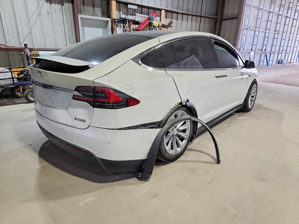Photo 3 from auction – 2016 TESLA MODEL X with VIN 5YJXCBE49GF016562