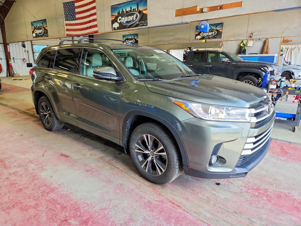 Photo 4 from auction – 2017 TOYOTA HIGHLANDER with VIN 5TDBZRFHXHS384829