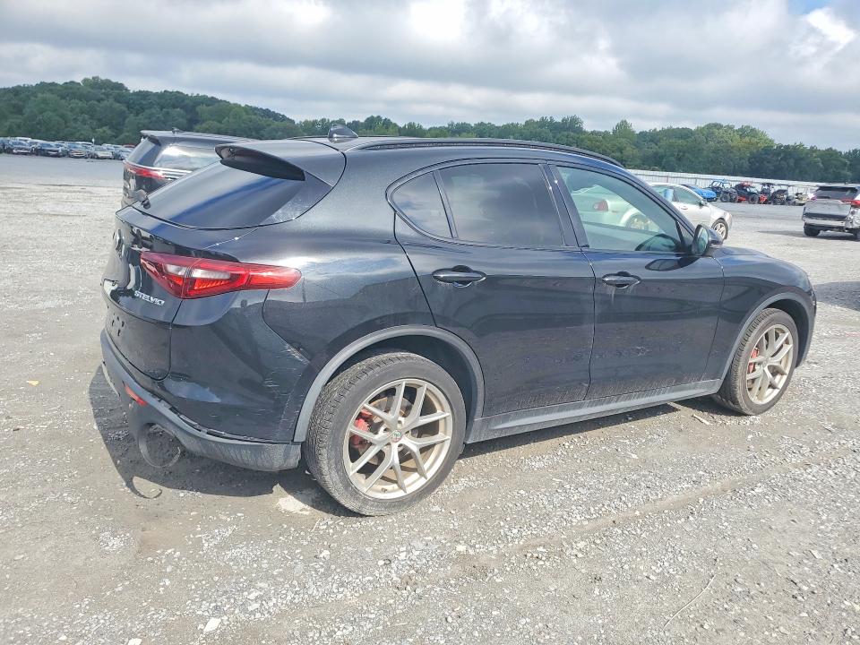 Photo 3 from auction – 2018 ALFA ROMEO STELVIO with VIN ZASFAKNNXJ7B90591