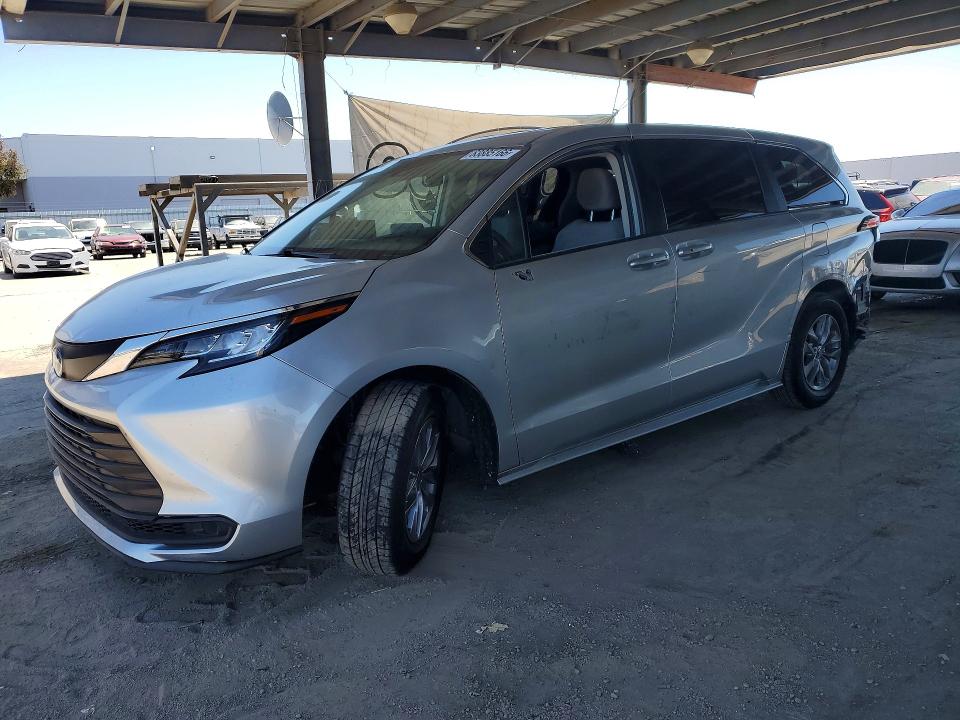 Photo 1 from auction – 2022 TOYOTA SIENNA with VIN 5TDKRKEC8NS116516