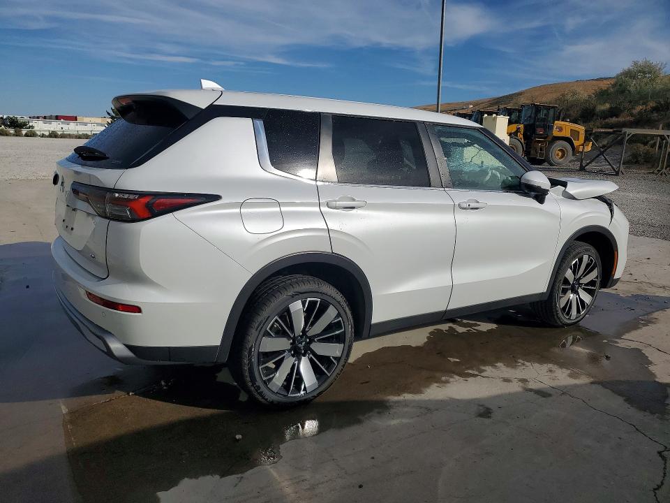 Photo 3 from auction – 2025 MITSUBISHI OUTLANDER with VIN JA4J4VA85SZ037533