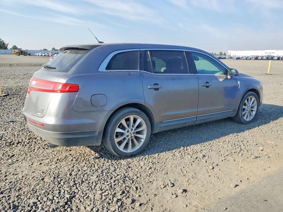 Photo 3 from auction – 2010 LINCOLN MKT with VIN 2LMHJ5AT5ABJ28045