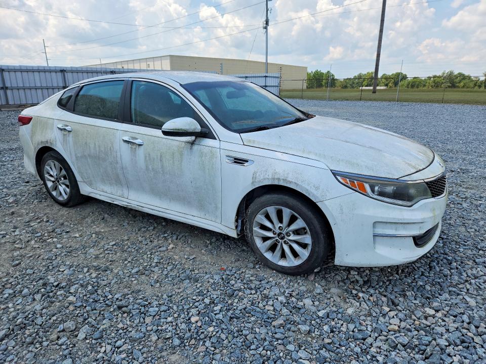 Photo 4 from auction – 2017 KIA OPTIMA with VIN 5XXGT4L35HG133897