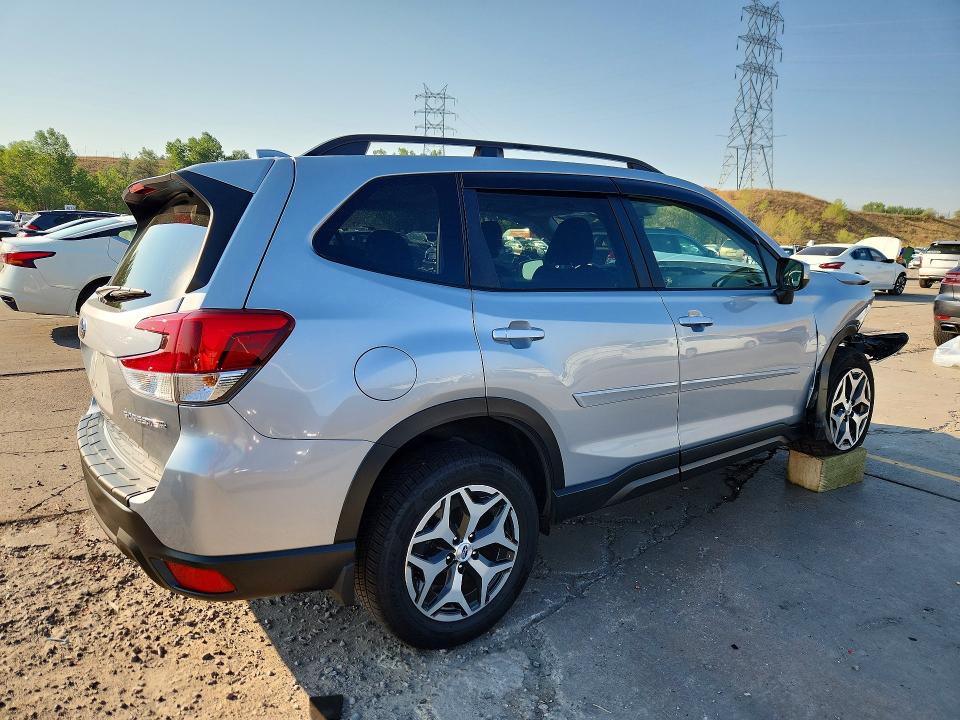 Photo 3 from auction – 2019 SUBARU FORESTER with VIN JF2SKAGC5KH411621
