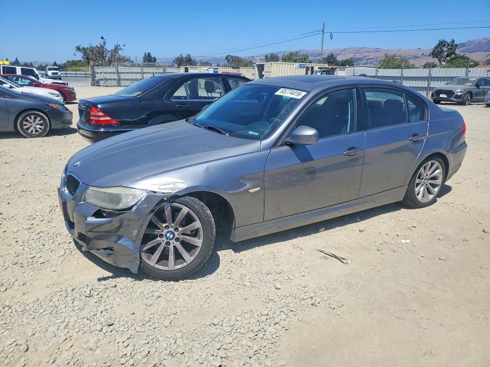 BMW 328 2011 z numerem VIN WBAPH5G5XBNM80279 - Zdjęcie z aukcji