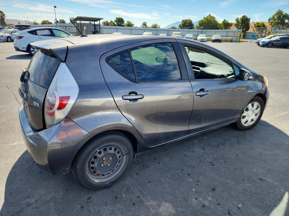 Photo 3 from auction – 2013 TOYOTA PRIUS C with VIN JTDKDTB39D1549430