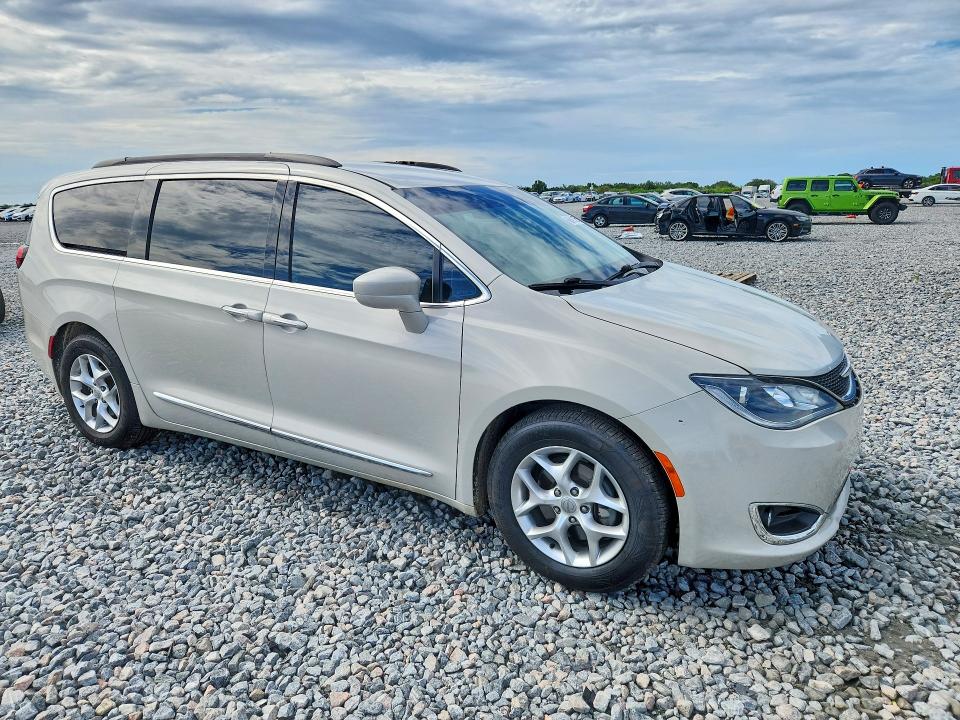 Photo 4 from auction – 2017 CHRYSLER PACIFICA with VIN 2C4RC1BG8HR610597