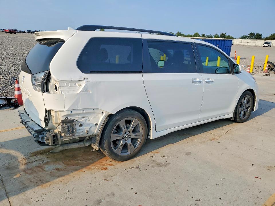Photo 3 from auction – 2018 TOYOTA SIENNA with VIN 5TDXZ3DC2JS927882