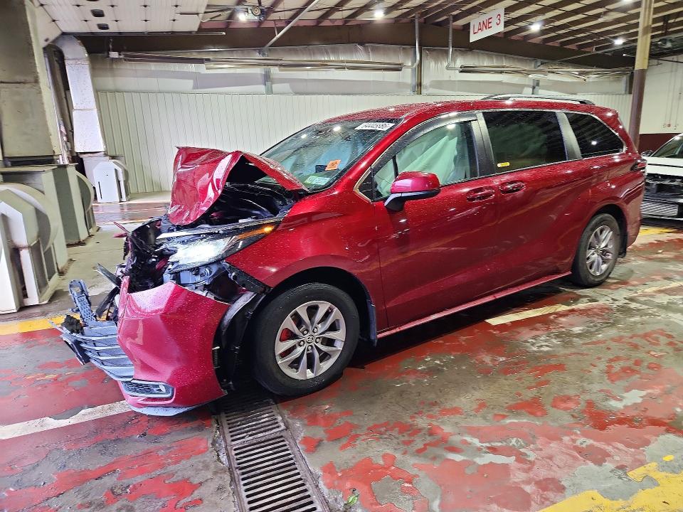 TOYOTA SIENNA 2022 with VIN 5TDKRKEC5NS100662 - Photo from auction