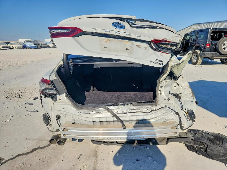 Photo 6 from auction – 2022 TOYOTA CAMRY with VIN 4T1K31AK0NU036787