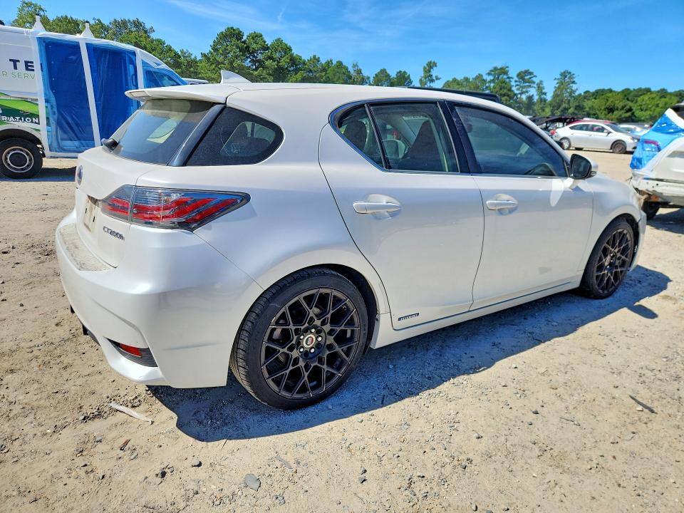 Photo 3 from auction – 2015 LEXUS CT with VIN JTHKD5BHXF2226054