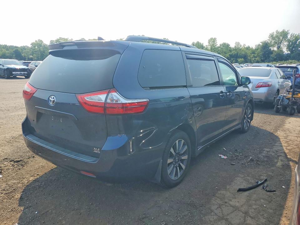 Photo 3 from auction – 2018 TOYOTA SIENNA with VIN 5TDDZ3DC2JS197779