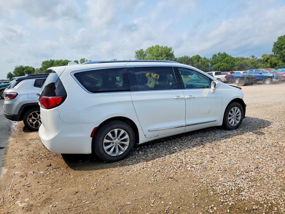 Photo 3 from auction – 2018 CHRYSLER PACIFICA with VIN 2C4RC1BG4JR106893