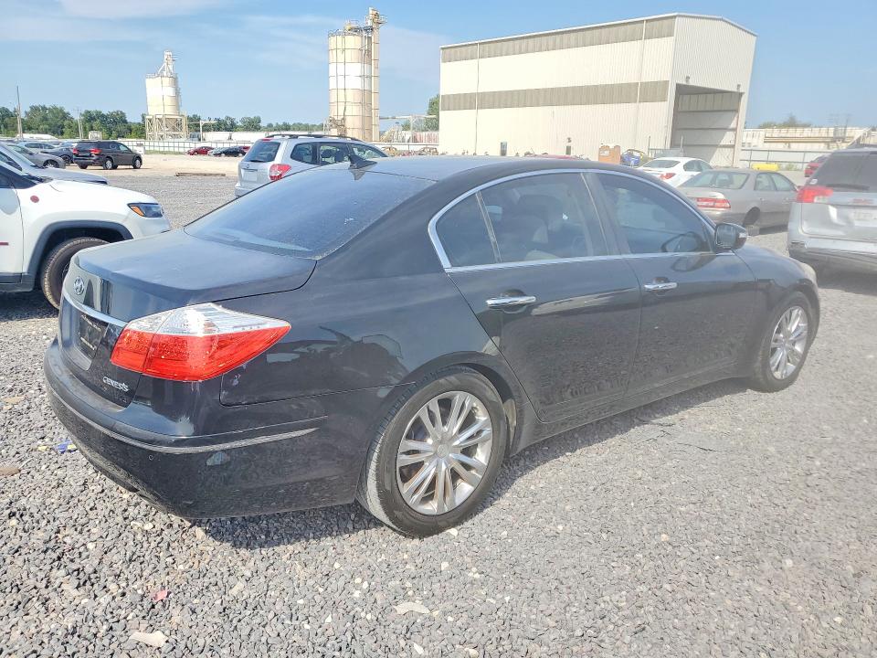 Photo 3 from auction – 2011 HYUNDAI GENESIS with VIN KMHGC4DE0BU128331