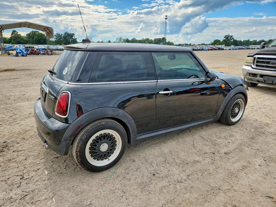 Photo 3 from auction – 2011 MINI COOPER with VIN WMWSU3C52BT098193