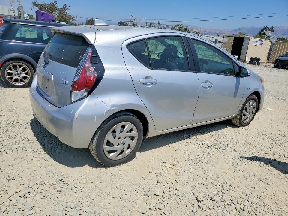 Photo 3 from auction – 2015 TOYOTA PRIUS C with VIN JTDKDTB31F1095032