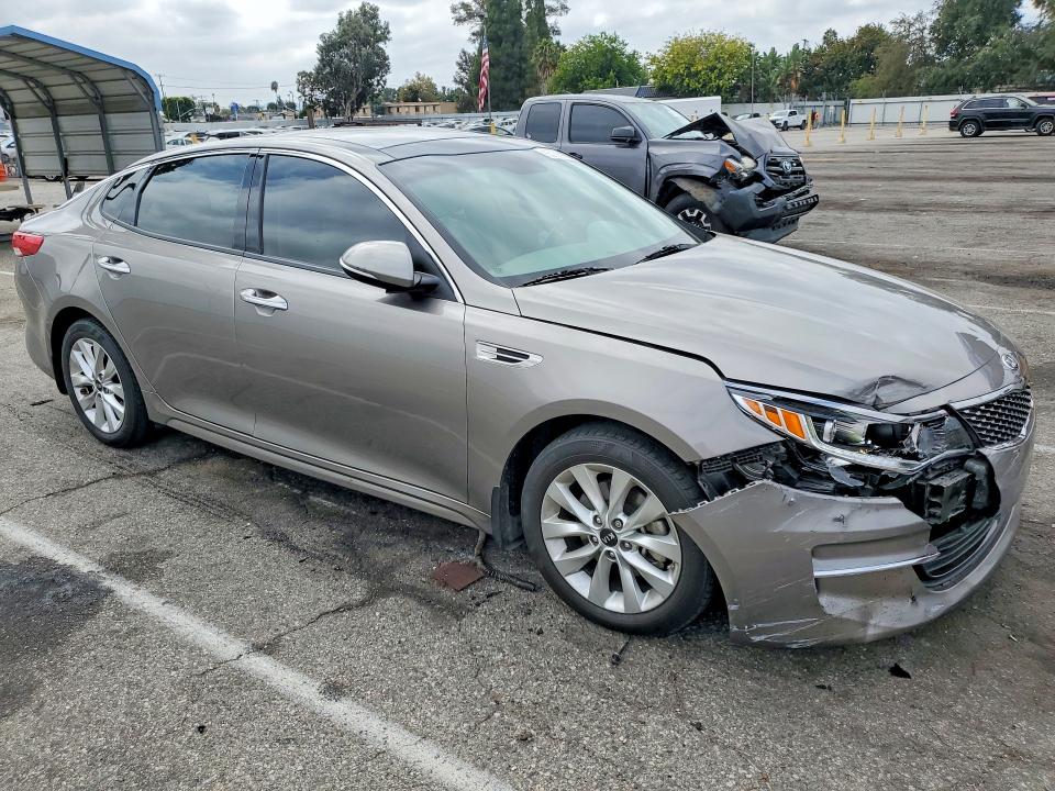 Снимка 4 от търг – 2018 KIA OPTIMA с VIN 5XXGU4L36JG234188