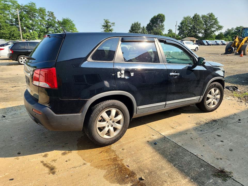 Photo 3 from auction – 2013 KIA SORENTO with VIN 5XYKT3A19DG415004