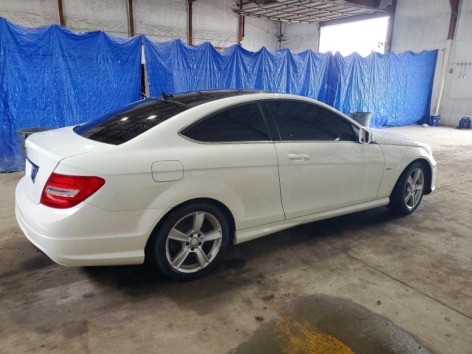 Photo 3 from auction – 2012 MERCEDES-BENZ C with VIN WDDGJ4HB5CF746363