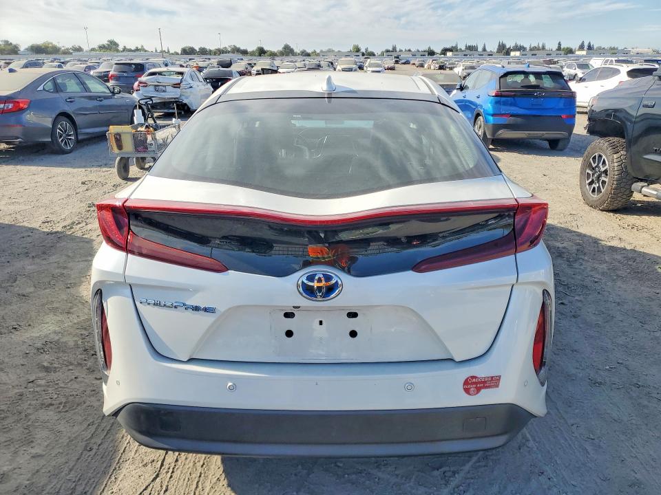 Photo 6 from auction – 2017 TOYOTA PRIUS PRIME with VIN JTDKARFP0H3063754