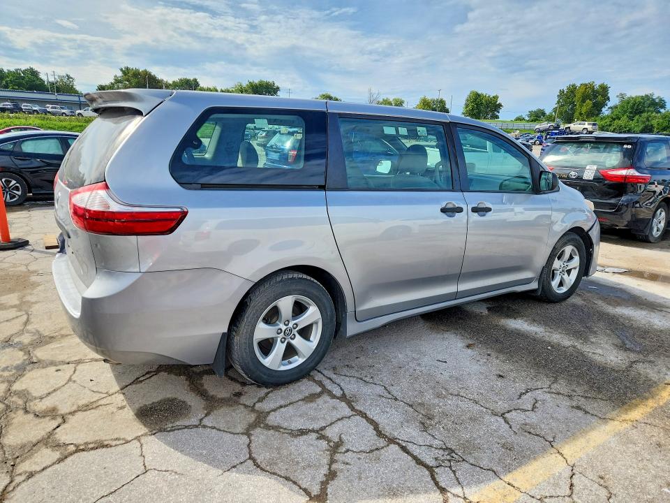 Photo 3 from auction – 2018 TOYOTA SIENNA with VIN 5TDZZ3DC0JS959545