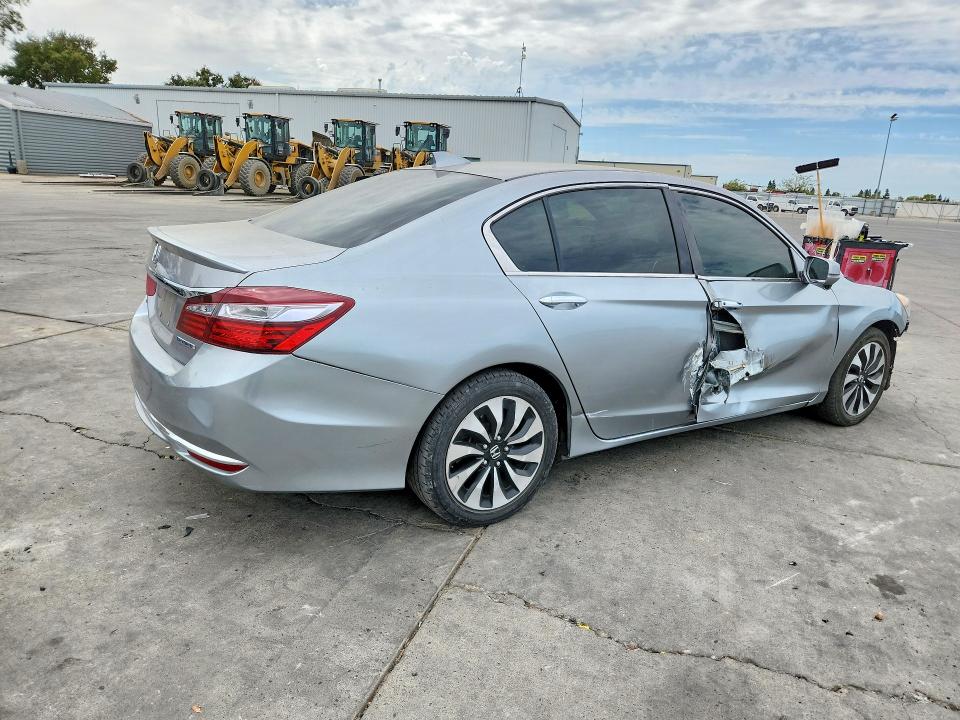 Photo 3 from auction – 2017 HONDA ACCORD with VIN JHMCR6F30HC008339