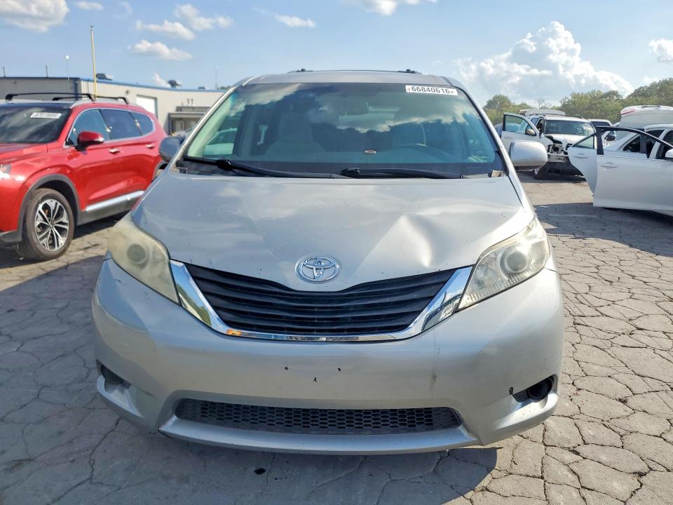 Photo 5 from auction – 2011 TOYOTA SIENNA with VIN 5TDKK3DC2BS001644
