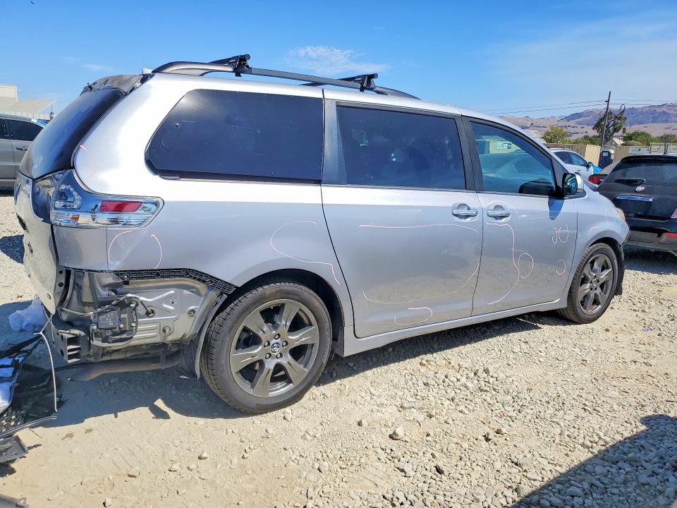 Photo 3 from auction – 2018 TOYOTA SIENNA with VIN 5TDXZ3DC9JS963648