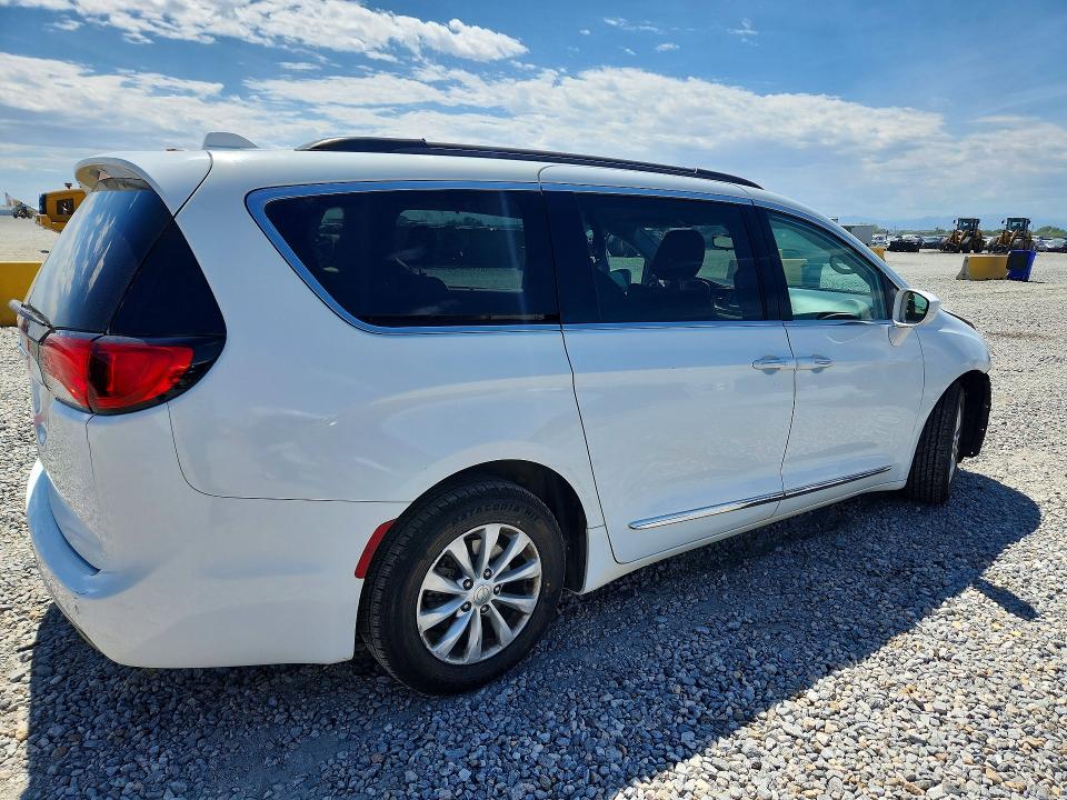 Photo 3 from auction – 2017 CHRYSLER PACIFICA with VIN 2C4RC1BG2HR642655