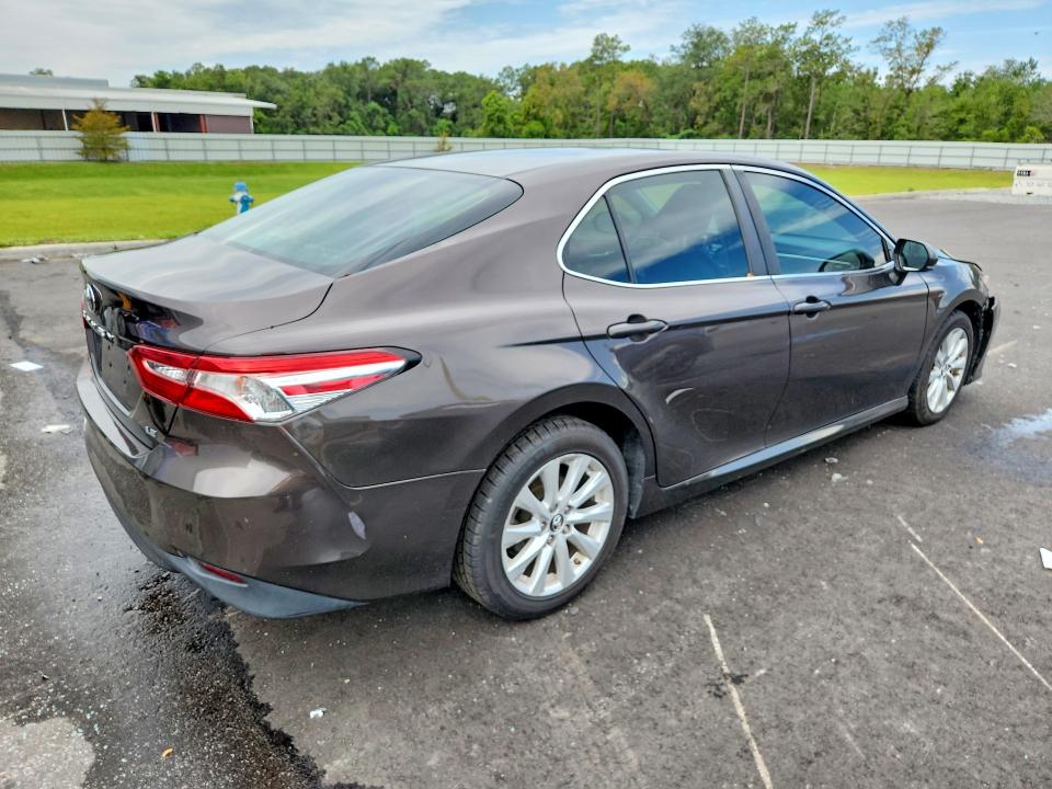 Photo 3 from auction – 2018 TOYOTA CAMRY with VIN 4T1B11HK6JU574237