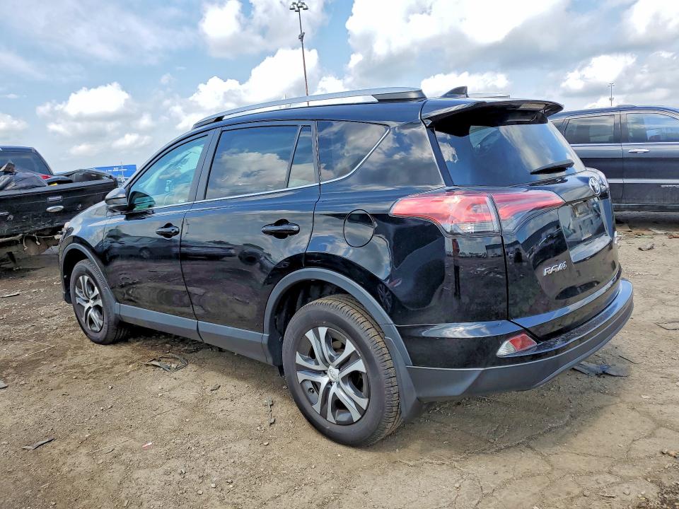 Фото 2 с аукциона – 2018 TOYOTA RAV4 с VIN 2T3BFREV2JW761092