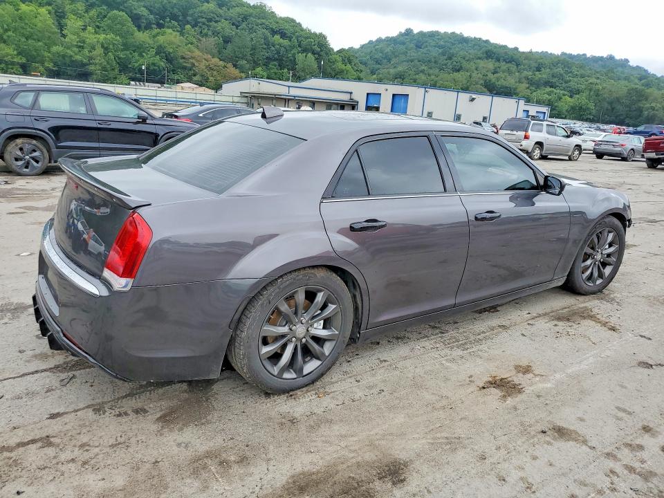 Photo 3 from auction – 2015 CHRYSLER 300C with VIN 2C3CCAKG2FH781990