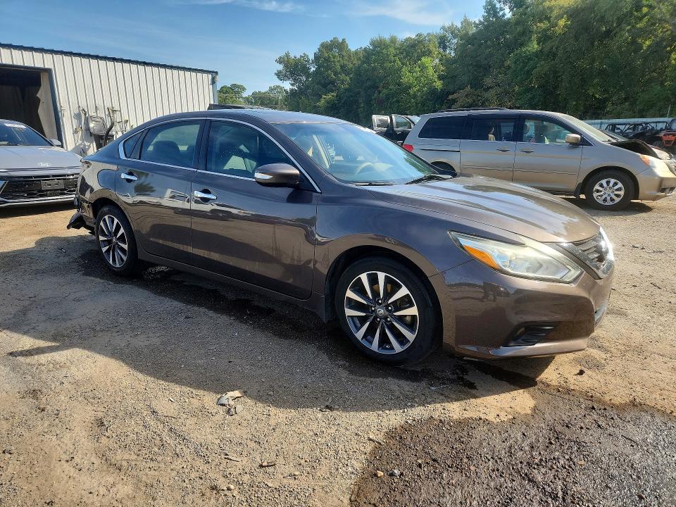 Photo 4 from auction – 2017 NISSAN ALTIMA with VIN 1N4AL3APXHC124415