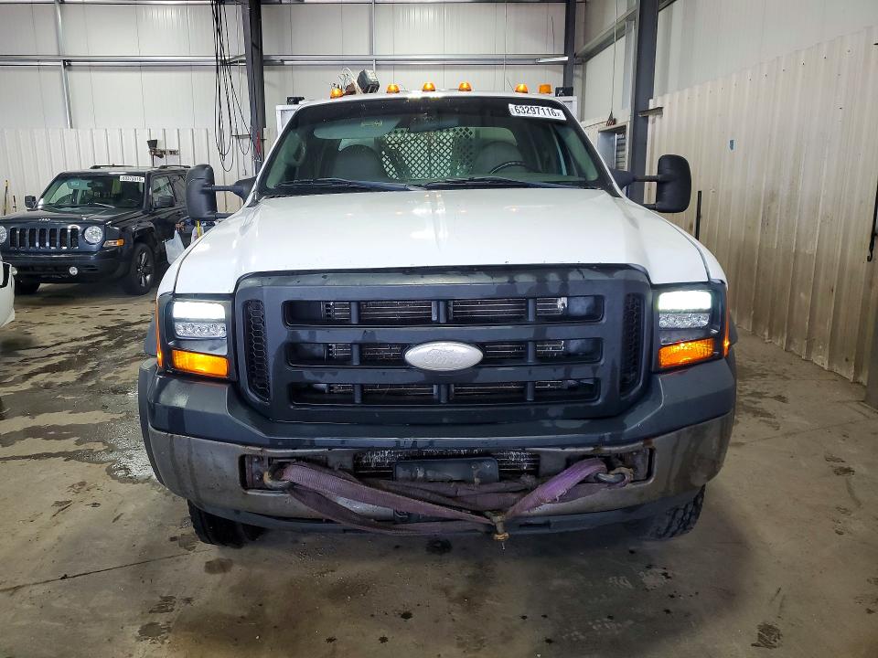 صورة رقم 5 من المزاد - 2002 FORD F550 مع VIN 1FDAW57S92ED68542