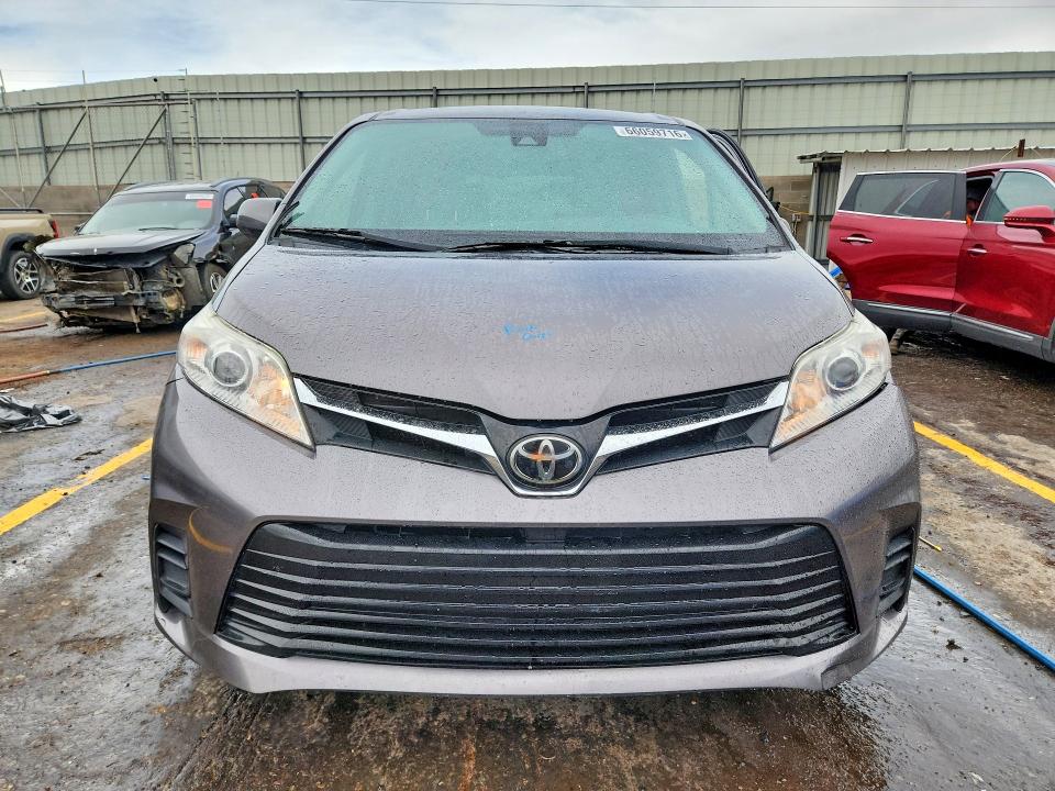 Photo 5 from auction – 2018 TOYOTA SIENNA with VIN 5TDKZ3DC5JS921276
