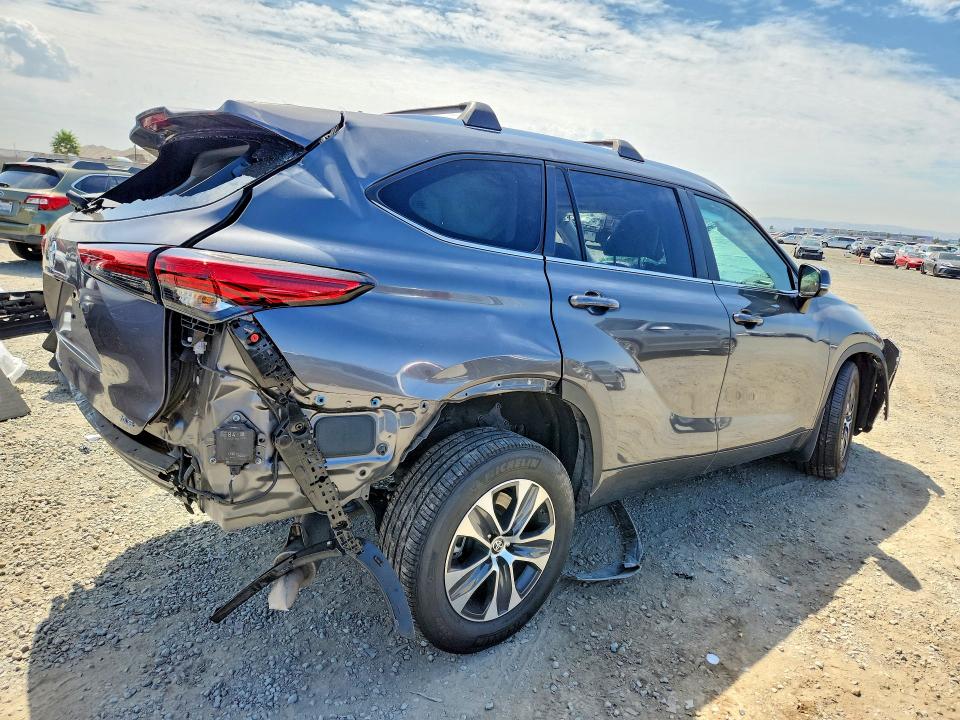 Снимка 3 от търг – 2023 TOYOTA HIGHLANDER с VIN 5TDKDRAH9PS516872