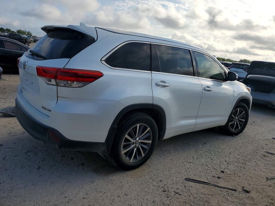 Photo 3 from auction – 2017 TOYOTA HIGHLANDER with VIN 5TDJZRFH0HS416912