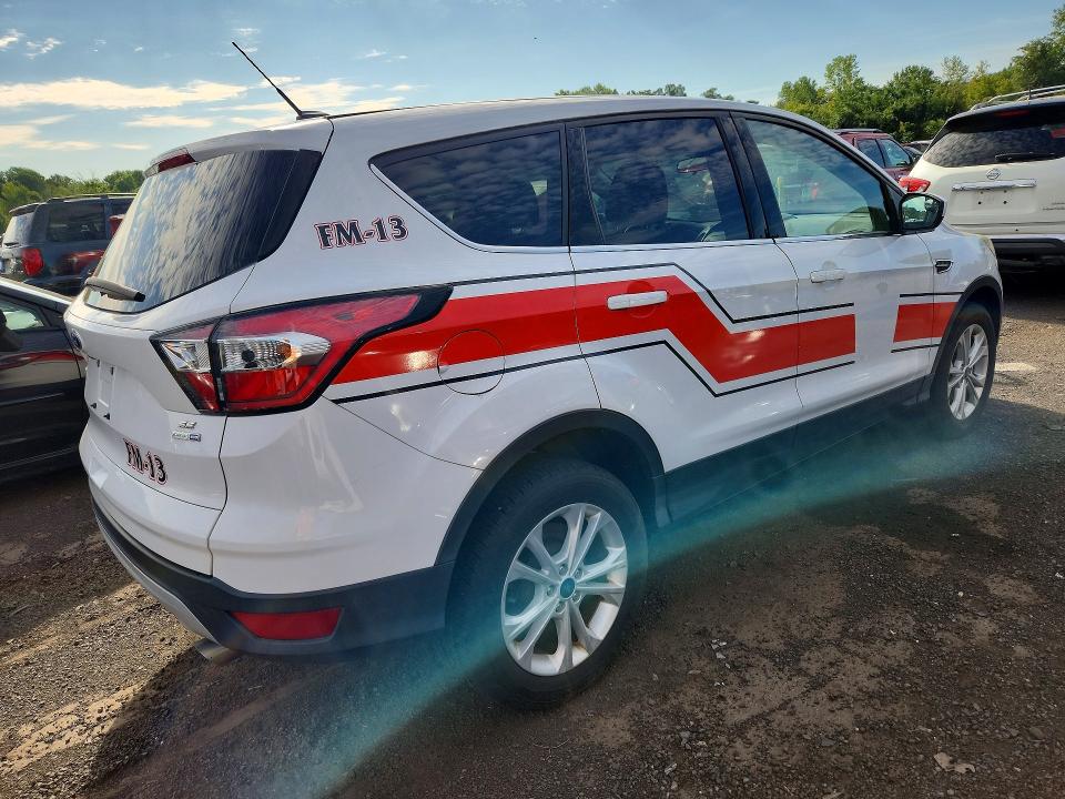 Photo 3 from auction – 2017 FORD ESCAPE with VIN 1FMCU9GD5HUB72040