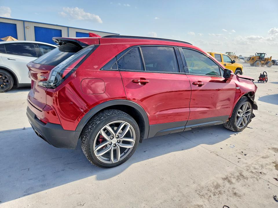 Foto 3 de la subasta – 2021 CADILLAC XT4 con VIN 1GYFZER43MF042517