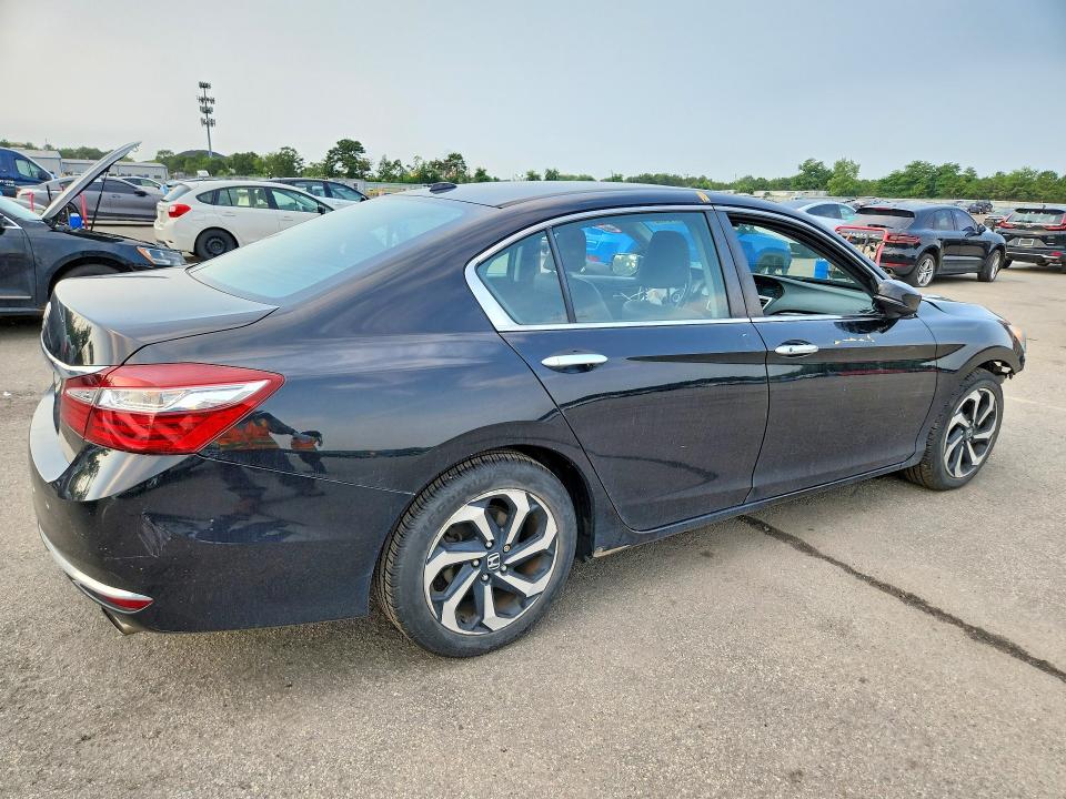 Photo 3 from auction – 2017 HONDA ACCORD with VIN 1HGCR2F85HA105135