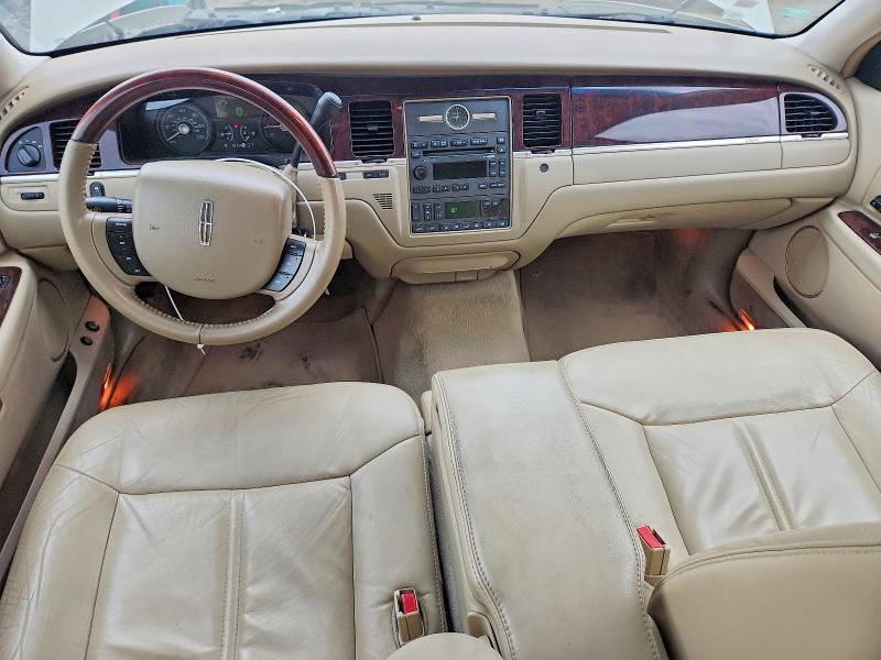 Photo 8 from auction – 2008 LINCOLN TOWN CAR with VIN 2LNHM82V58X663684