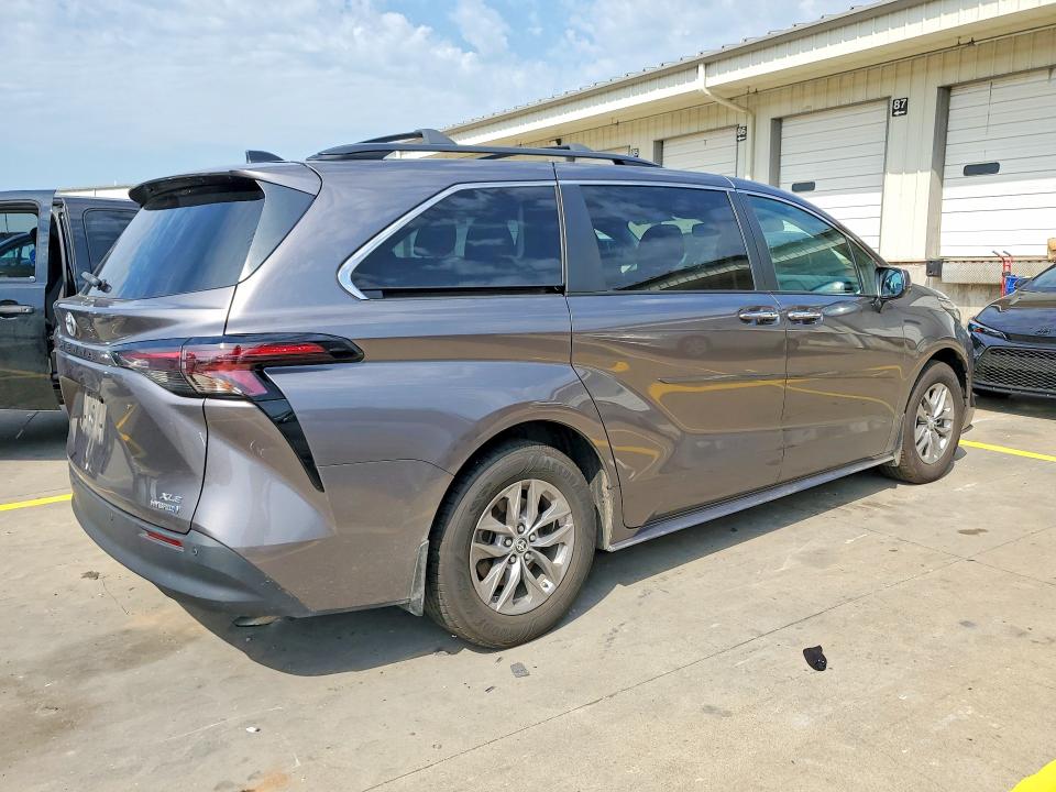 Photo 3 from auction – 2023 TOYOTA SIENNA with VIN 5TDYSKFC4PS082039