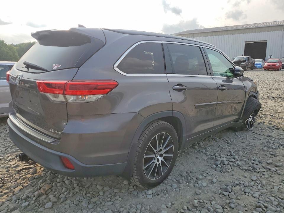 Photo 3 from auction – 2017 TOYOTA HIGHLANDER with VIN 5TDJZRFH5HS375516
